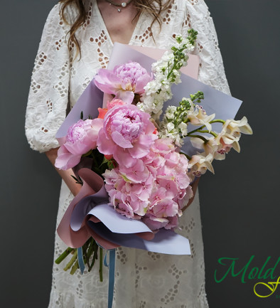Bouquet of pink hydrangea and Dutch peonies photo 394x433